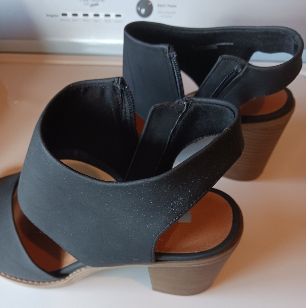 Doucetta ladies open toe shoes, new in box